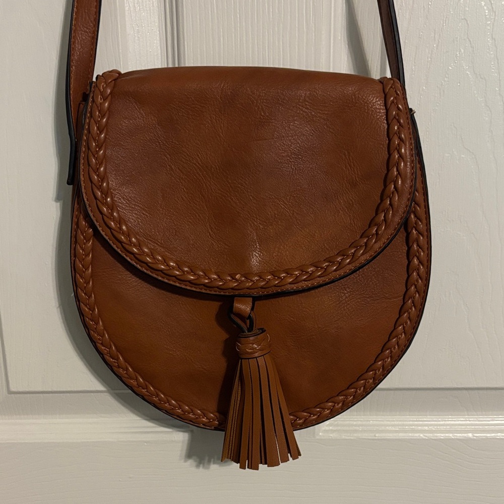 Stylish Tan Leather Crossbody Bag with Tassel